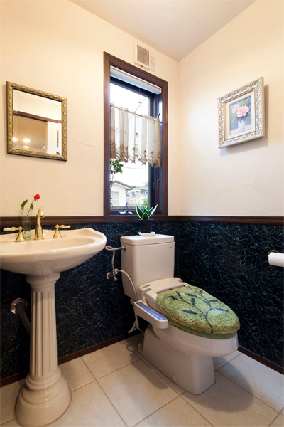 トイレ、大理石柄のシート貼り、タイル床、珪藻土