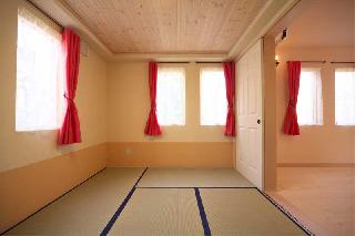 和室：織り上げ天井：パイン、壁は珪藻土