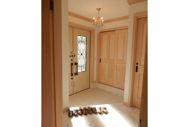 玄関ドア：YKK 断熱ドア・輸入無垢材の室内ドア