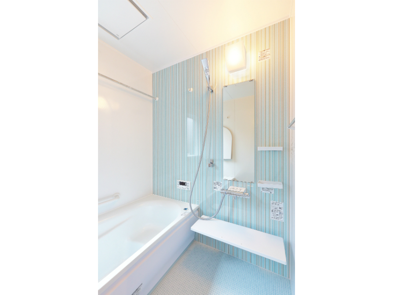清潔感のあるブルーで暖かな浴室