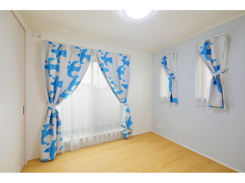 息子さんのお部屋のカーテンはブルー