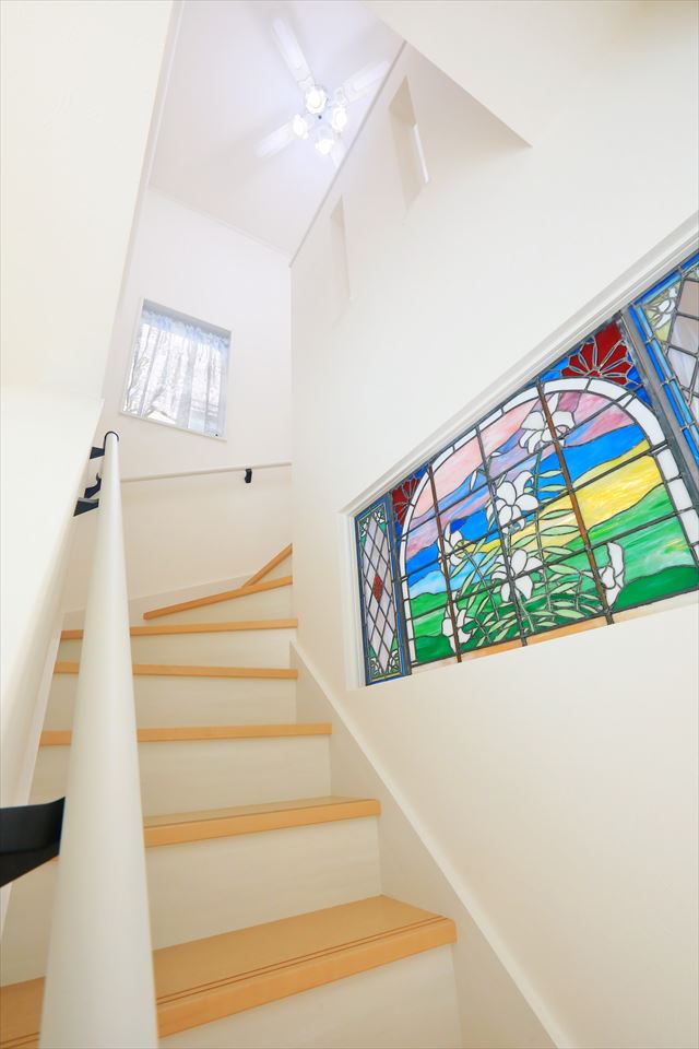 ステンドガラスを設置した階段ホールとキッチン