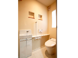 １Fトイレ：壁・天井：珪藻土、床タイル