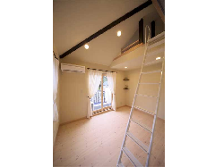 書斎：パイン床材・珪藻土の壁天井