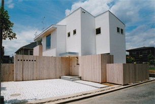/reform-mitsumori/シンプルな形態。木と白い外壁で外観に柔らかな印象を与えた。