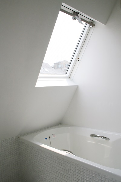 勾配に天窓をとった明るい浴室