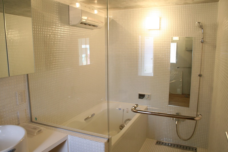 ホテルのようなガラス張りの浴室