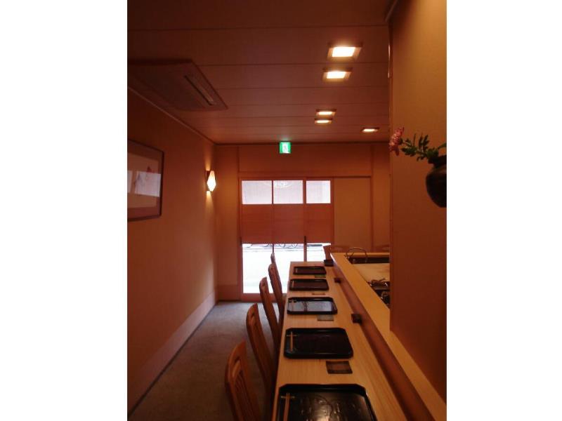 カウンター席より入り口を見る