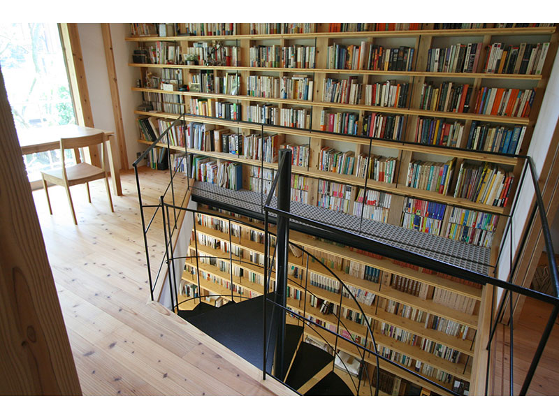 骨組みに組み込まれた本棚は強度があります。上下階に繋がって沢山の本を収納します。