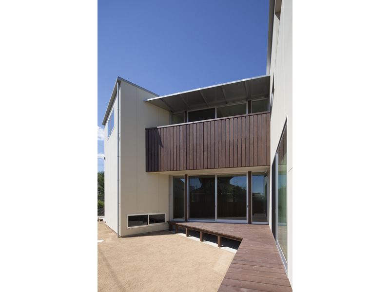 デッキとバルコニーのある南側外観