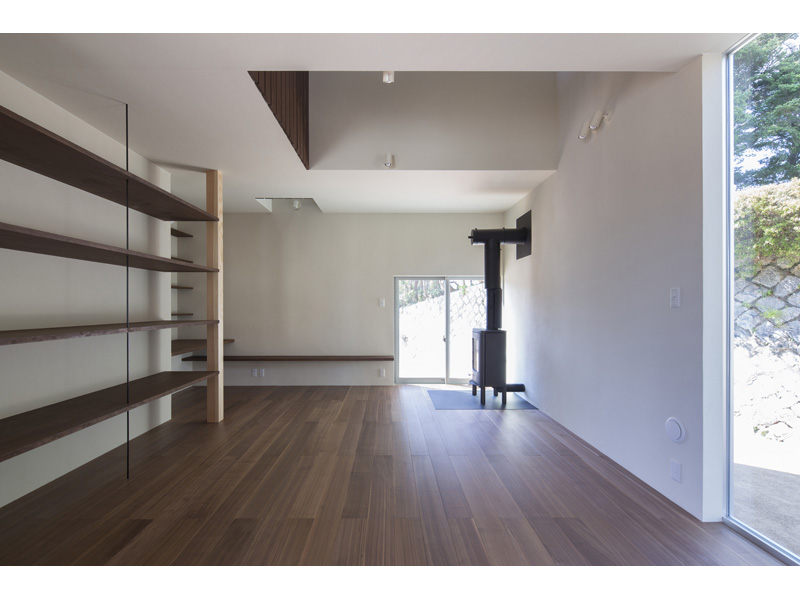 薪ストーブのある居間