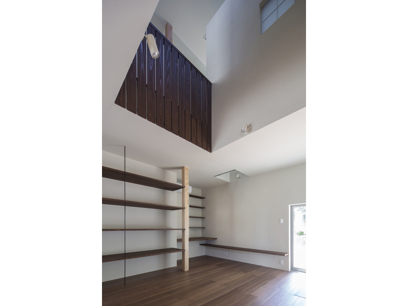 居間吹抜けと書斎(二階部分)