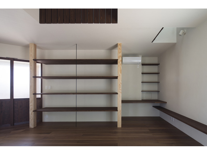 居間の飾り棚と机