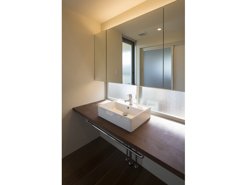 手元に自然光の入る洗面カウンター