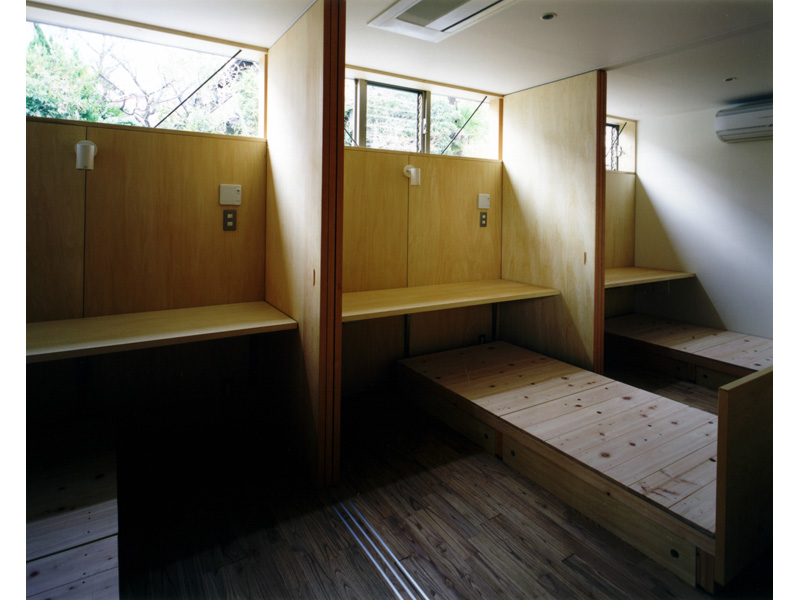 子供室、それぞれは小さいが引戸を開けてつなげることもできる。