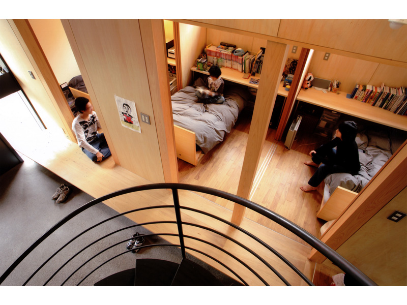子供たちの居る土間と個室のつながる空間を2階居間から見る。