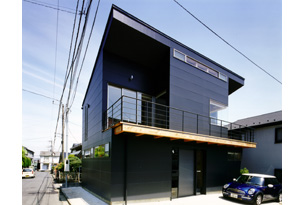 /reform-mitsumori/四角い敷地に建つ片流れ屋根の家。外観は濃いグレーとした。