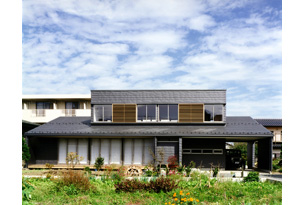 /reform-mitsumori/畑のある庭に面した木造二階建ての広縁のある家