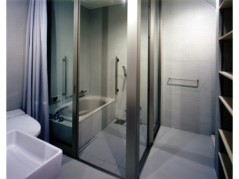 浴室の周囲はガラス引戸で、洗面や脱衣場と繋がり、将来的にも使いやすくなっている。