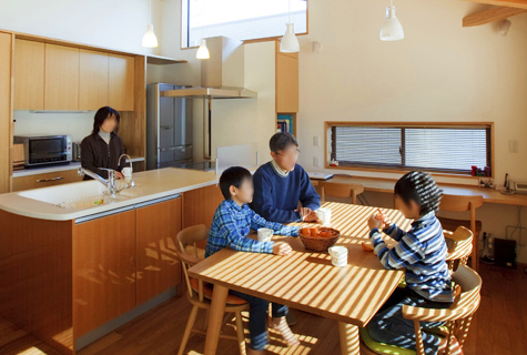 /reform-mitsumori/漆喰と国産材を多用した２階リビング・ダイニング・キッチンの大空間住宅