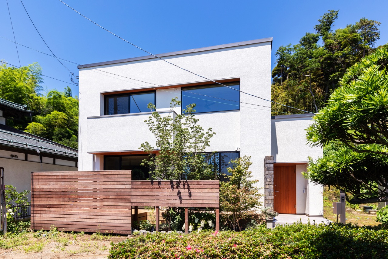 センスの良い若い夫婦のための、里山を背景とする郊外に建つ住まいです。