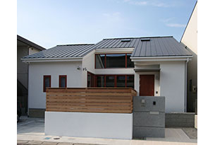 /reform-mitsumori/２階建てであるが大屋根のある平屋建て風の木造住宅