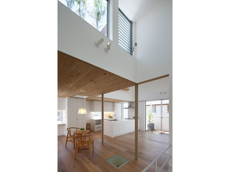 2階LDK。吹抜上部窓の向こうがルーフテラス。