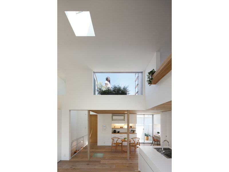 2階LDK。北側ハイサイドライト越に空が見える。