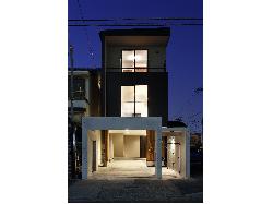 【狭小間口に建つ、開放感抜群の家】