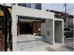 【狭小間口に建つ、開放感抜群の家】