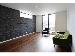 【狭小間口に建つ、開放感抜群の家】