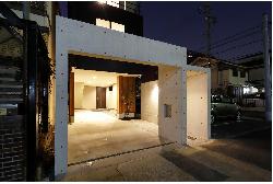 【狭小間口に建つ、開放感抜群の家】