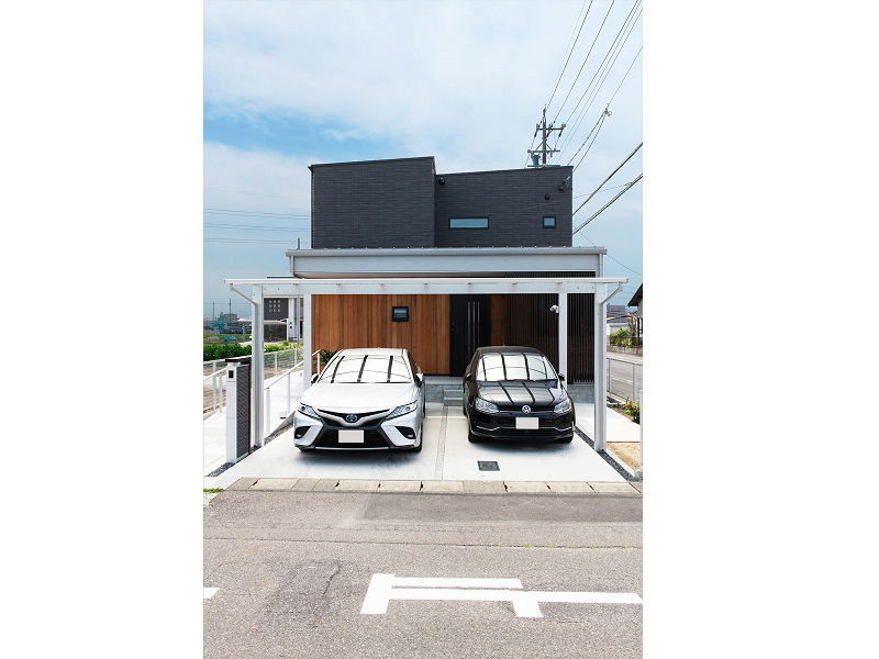 いろんな素材でバランスよく組み合わせた正面外観