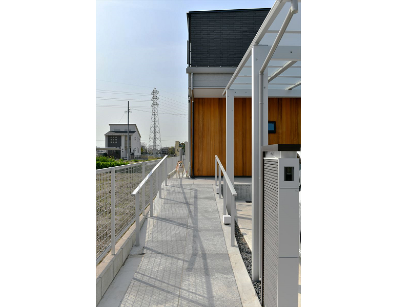 アプローチはスロープでバリアフリー対応