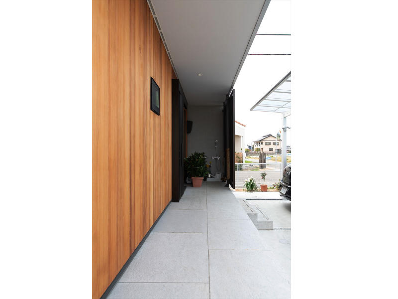 深い軒の出たポーチ