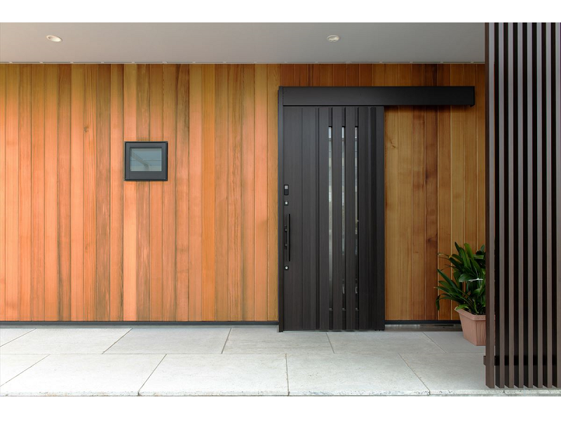 レッドシダーが外観に表情を与えてくれます