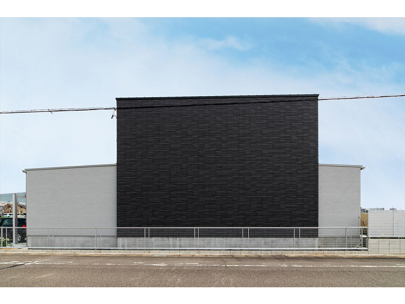 道路側はしっかりと閉じたデザインです