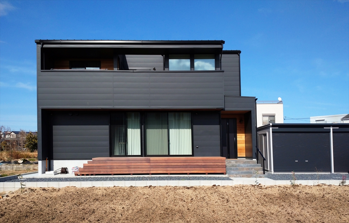 黒いガルバとレッドシダーの組みあわせが美しい