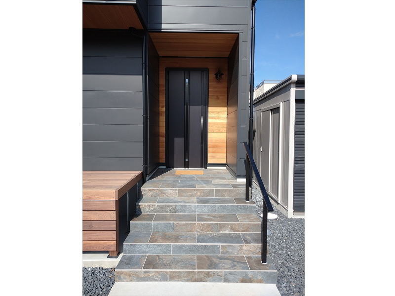 ムラのあるタイルが印象的な玄関周り