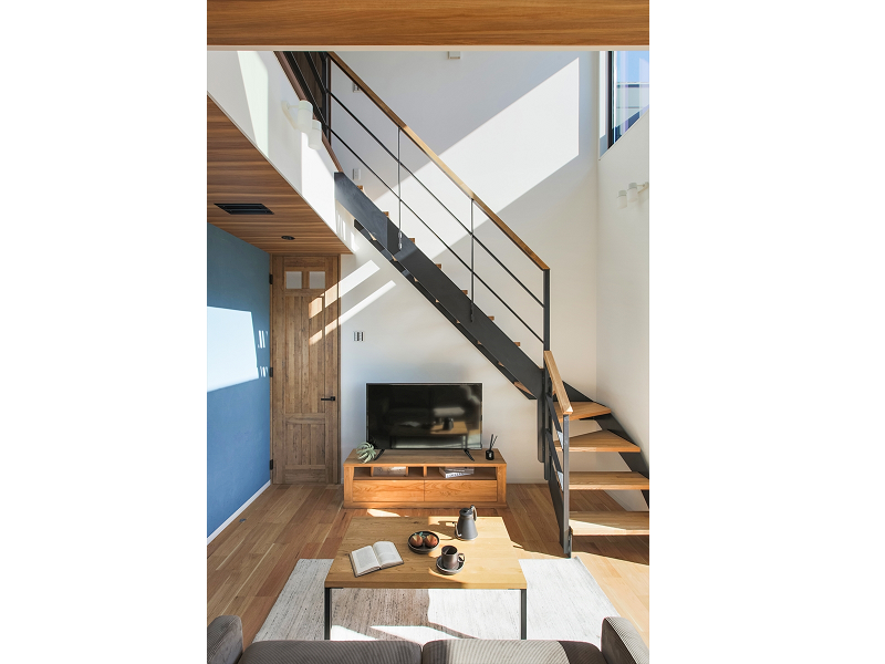 開放的な吹抜けとスケルトン階段