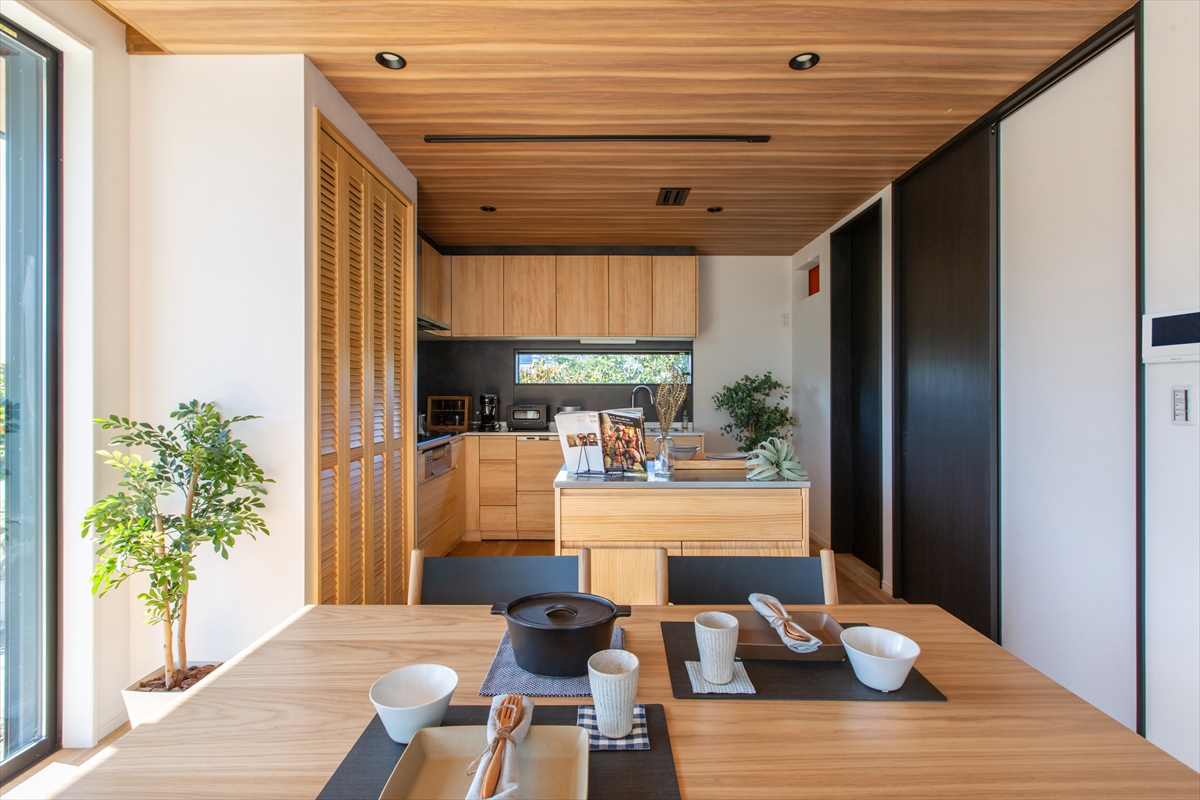 のびやかに展開するダイニングキッチン