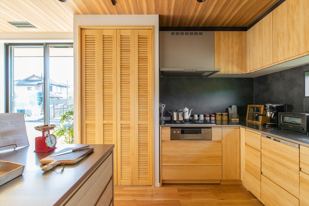 アメリカ帰りらしい壁付キッチン+作業台