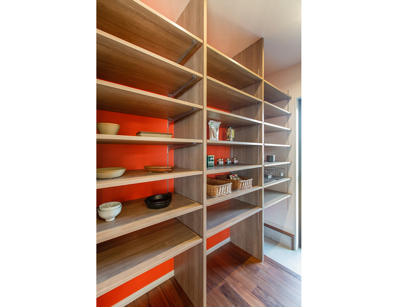 印象的な色合いのパントリー