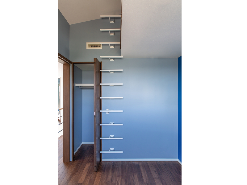 色合いが印象的な子供部屋