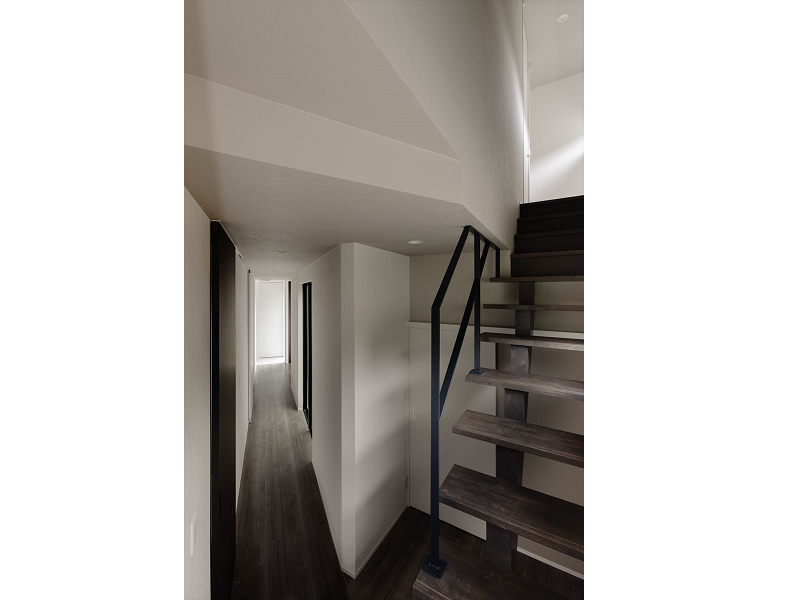 ミニマルなデザインのスケルトン階段