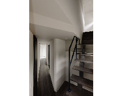 ミニマルなデザインのスケルトン階段