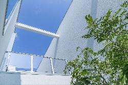 【立体的な光庭が特徴的なモダンハウス】