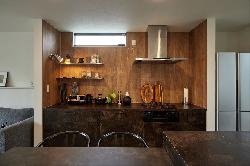 木目調のキッチンパネルが印象的なキッチン