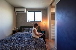ブルーのドアやペンダントライトが素敵な主寝室