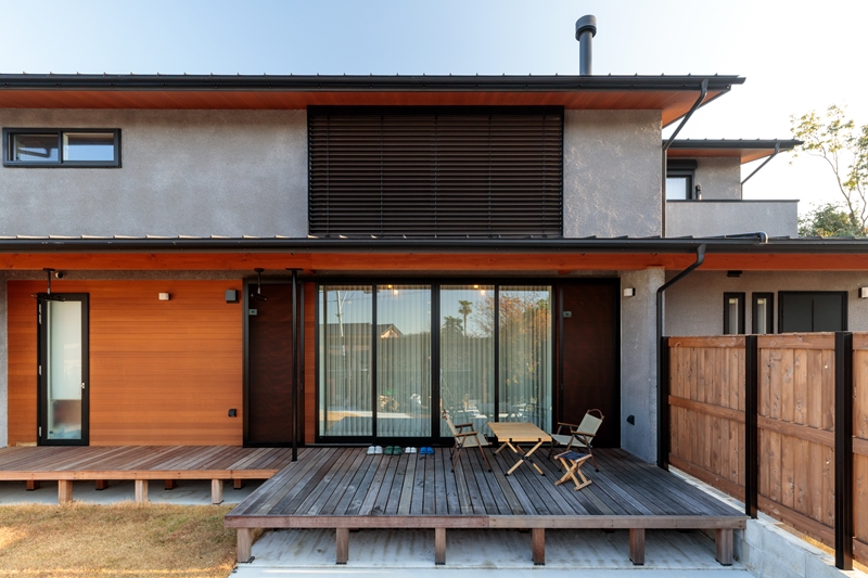 大活躍のウッドデッキ。軒がかかるので安心して使えます